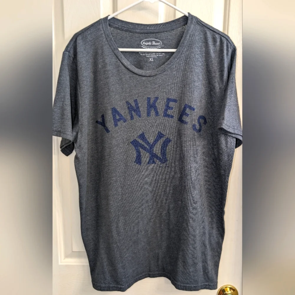 XL Majestic Threads Yankee Dark Grey Short Sleeve Tee - Picture 1 of 3
